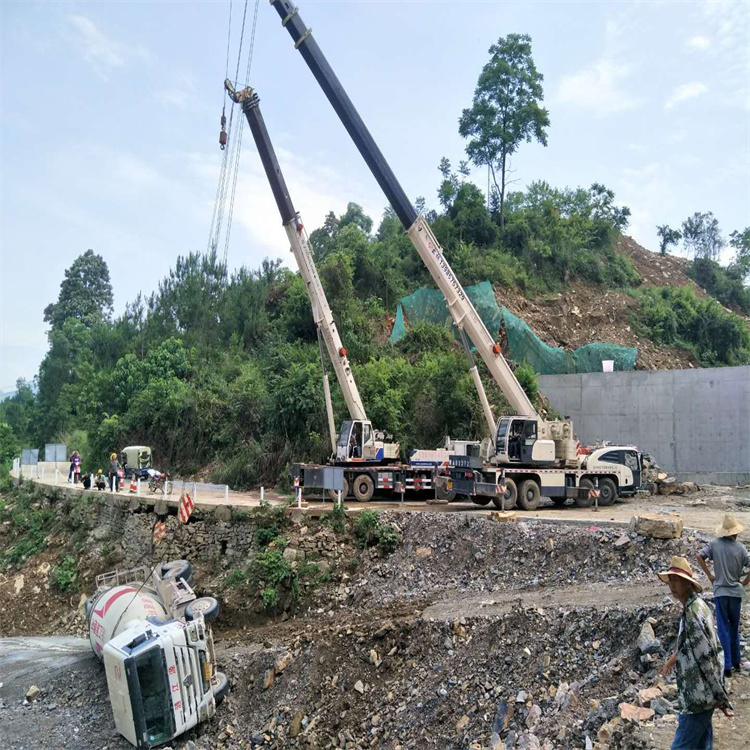 霍山县汽车掉沟里叫吊车救援要多少钱